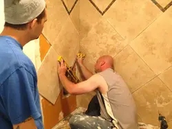 Акс дар бораи чӣ гуна гузоштани сафолҳо дар ванна