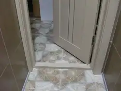 Ванна бөлмесінің есігін орнату фотосуреті