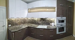 Mətbəx interyerində kral opal tezgahı