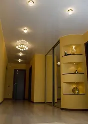 Koridorda to'xtatilgan shiftlar fotosuratlar uchun lampalar