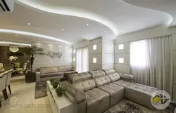 Oshxona bilan birlashtirilgan yashash xonasining shiftining fotosurati