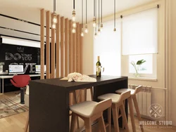 Divarda mətbəx oturma otağının daxili hissəsində slats