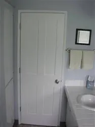 White bath doors photo