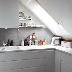 Потолок скошенный дизайн кухни