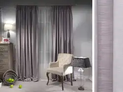 Qonaq otağı fotoşəkilində boz divar kağızı üçün pərdələr