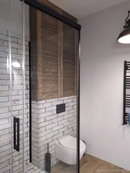 Vanna otağının içərisində panjurlu qapılar