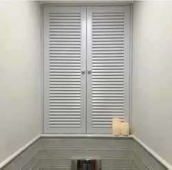 Vanna otağının içərisində panjurlu qapılar