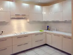 Yüngül tezgah fotoşəkili ilə bej mətbəx