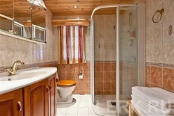 Жақтау үйіндегі ванна бөлмесінің аяқталу фотосуреті