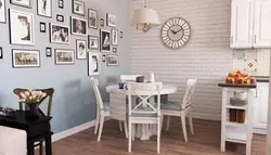 Mətbəxdə bir divarın dekorasiyası fotoşəkil