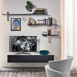 Interyerdə oturma otağında televizorun üstündəki rəflər