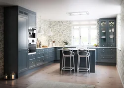 Light gray wallpaper in the kitchen interior