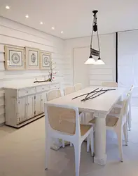 Белая кухня і драўляны стол фота
