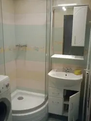 Duş Fotoşəkili Olan Kiçik Bir Banyonun Dizaynı