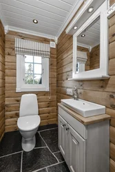 Taxta ev foto dizaynında küvetli tualet