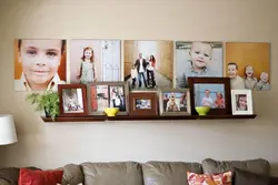 Қонақ бөлмесінің қабырғасындағы отбасылық фотосуреттер