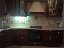 Countertop қаҳваранг дар дохили ошхона