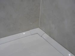 Plitkadan tayyorlangan vanna uchun plinth fotosurati