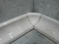 Plitkadan tayyorlangan vanna uchun plinth fotosurati