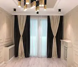 Bir mənzildə foto dizaynında oturma otağı üçün müasir pərdələr