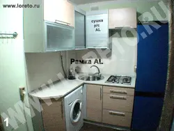 Тоңазытқыш пен кір жуғыш машинасы бар Хрущевтің фотосуретіне арналған бұрыштық ас үй