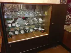 Чӣ тавр ба тартиб хӯрокҳои дар як ҳуҷраи меҳмонхона акс sideboard
