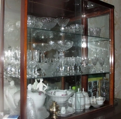 Yashash xonasida bufet fotosuratida idishlarni qanday tartibga solish kerak