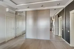 Дарҳои ҳуҷра барои акси ҳуҷраи либос дар як квартира