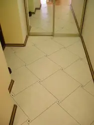 Плітка ў маленькай пярэдняй на падлозе фота ў кватэры