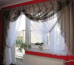 Tavan Kornişində Balkon Qapısı Olan Oturma Otağı Üçün Pərdə Dizaynı
