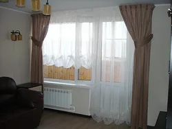 Дызайн штор для гасцінай з гаўбечнай дзвярамі на потолочный карніз