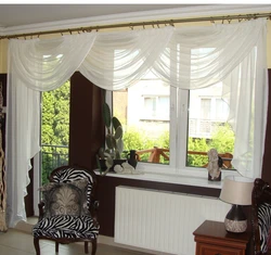 Yashash Xonasi Fotosuratida Balkon Eshigi Bilan Derazada Tul