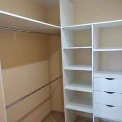 Сурати ҳуҷраи либоспӯшӣ дар як хонаи хурд
