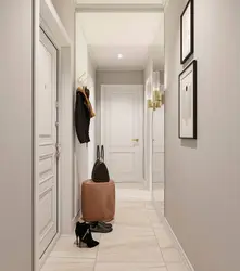 Kiçik bir koridorda fotoşəkil dizaynında qapılar