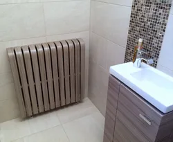 Ванна бөлмесінің фото дизайнындағы батарея