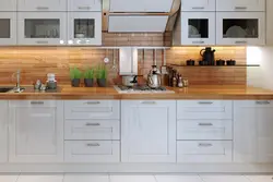 Ошхона сафед бо countertops чӯбӣ, хабарнигори воқеӣ