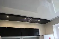 Oshxonadagi fotosuratda qora porloq cho'zilgan ship
