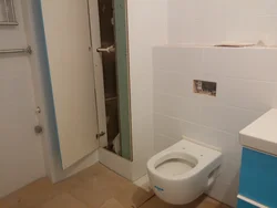 Қуттии дар ҳаммом фаро қубурҳои акс
