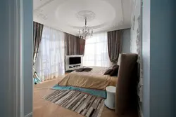 Iki pəncərə fotoşəkili olan künc yataq otağı