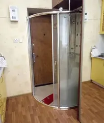 Mətbəxdəki duş kabinəsinin fotoşəkili