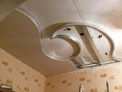 Фота двухузроўневых столяў з гіпсакардону толькі на кухні