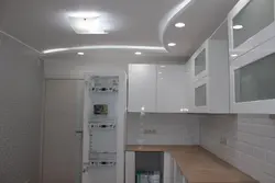 Yalnız mətbəxdə iki səviyyəli alçıpan tavanlarının fotoşəkili