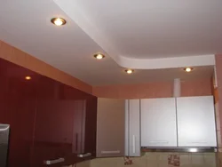 Тек ас үйде екі деңгейлі гипсокартон төбелерінің фотосуреті