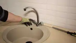 Как установить смеситель на кухне на мойку фото