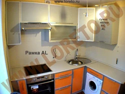 Su qızdırıcısı və paltaryuyan maşın fotoşəkili ilə Xruşşovdakı mətbəx