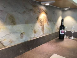 Гибкий камень стены на кухне фото