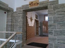 Ас үй фотосуретіндегі икемді тас қабырғалар