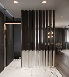 Ҳиҷобест slatted дар дохили ҳуҷраи меҳмонхона