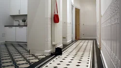 Заманауи стильде дәліз дизайнындағы плиткалардың фотосы