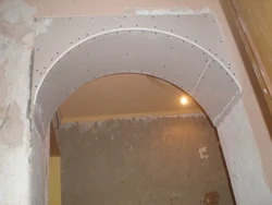 Bir mənzil fotoşəkilində alçıpandan hazırlanmış daxili arch